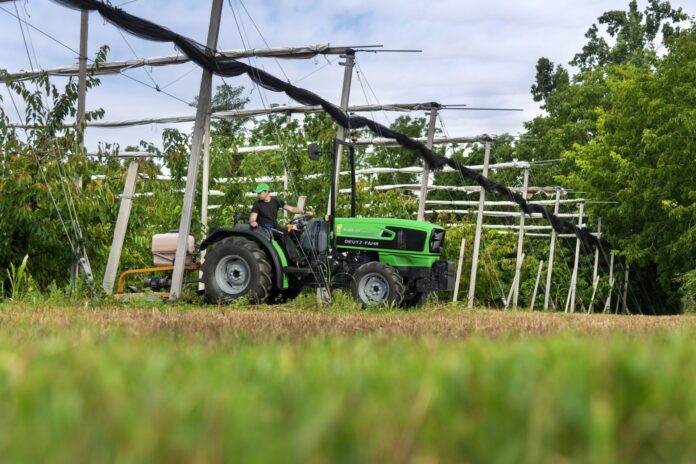 DEUTZ-FAHR rozszerza serię 5 DF Keyline o cztery modele z silnikami FARMotion 45, przeznaczone do pracy w sadach i winnicach.