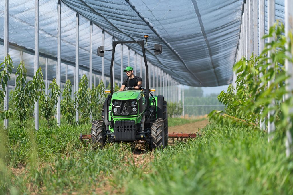 Nawet 116 KM i tylko 1,45 m szerokości. DEUTZ-FAHR pokazał nowe ciągniki 2 DEUTZ-FAHR rozszerza serię 5 DF Keyline o cztery modele z silnikami FARMotion 45, przeznaczone do pracy w sadach i winnicach.