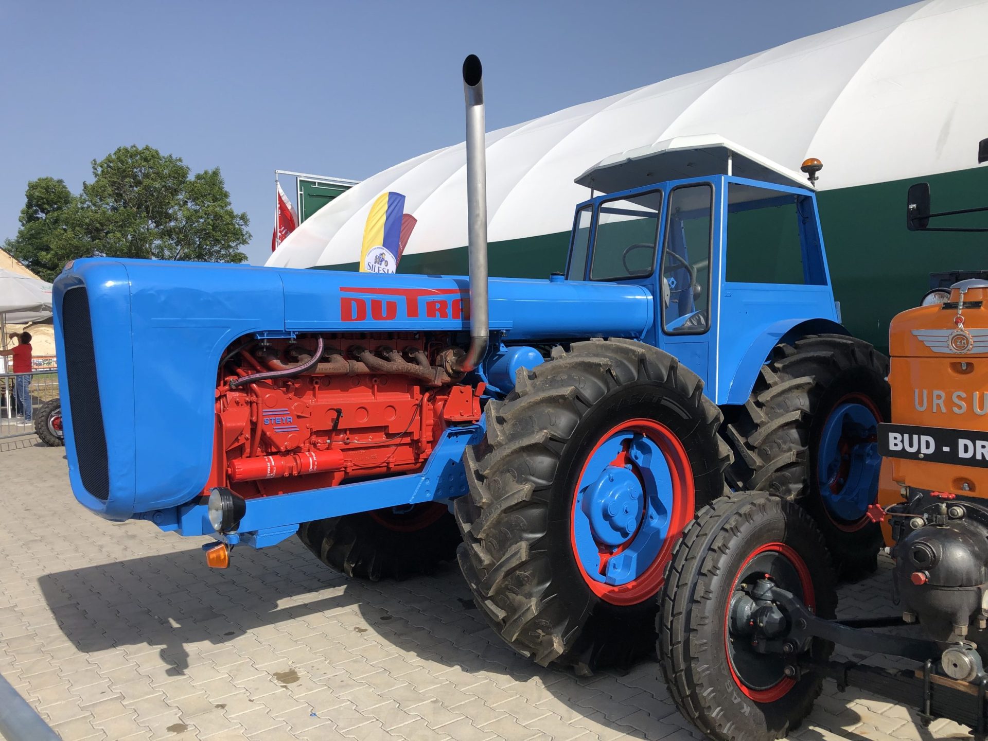 W 1959 roku Węgrzy zbudowali tego kolosa. Zrezygnowali z gąsienic i postawili na 4×4