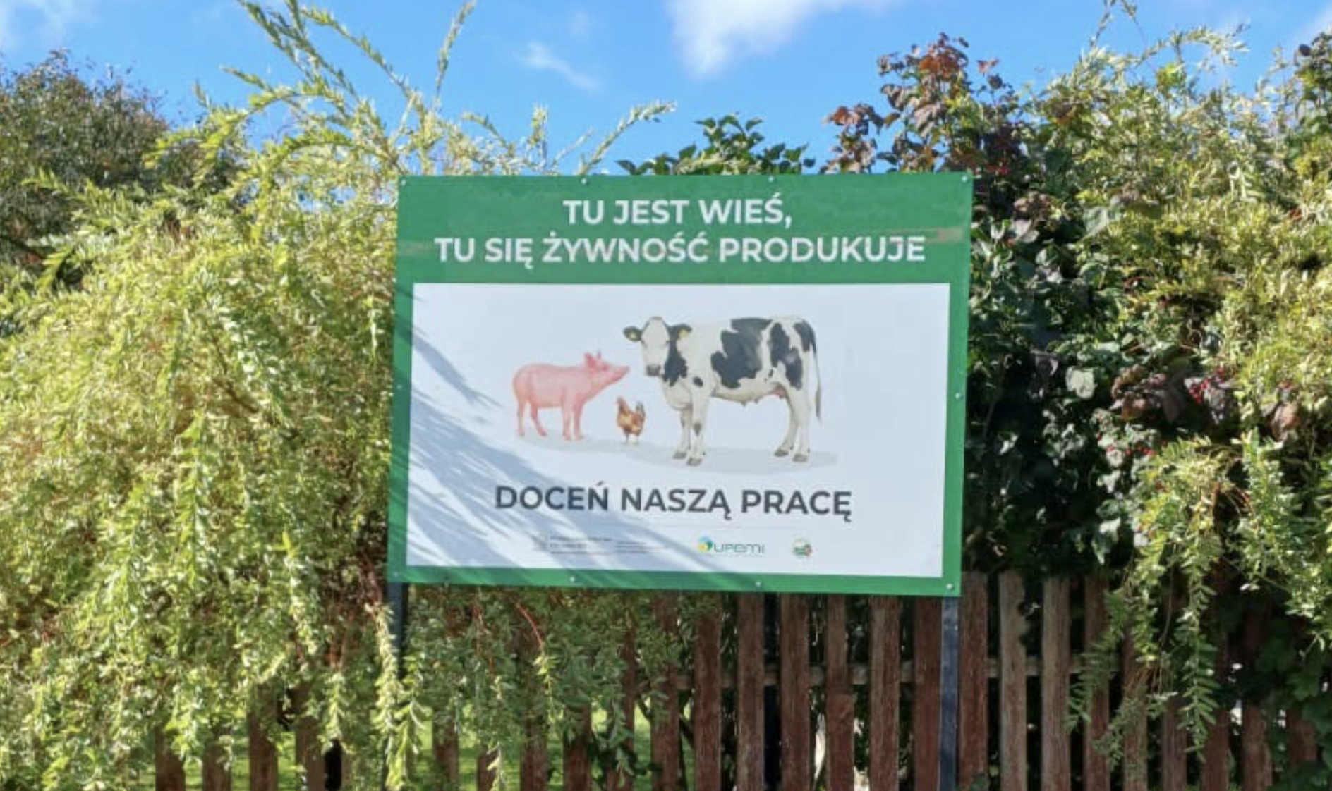 „Tu jest wieś, tu się żywność produkuje”. Gmina Somonino ustawiła tablice o pracy rolników