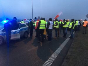 Rolnicy protestują na autostradzie