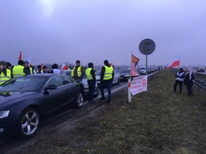 Rolnicy protestujący na węźle Brwinów A2